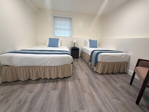 2 chambres, coffres-forts dans les chambres, fer et planche à repasser