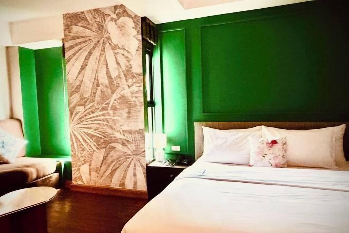 In-room safe, desk, laptop workspace, soundproofing