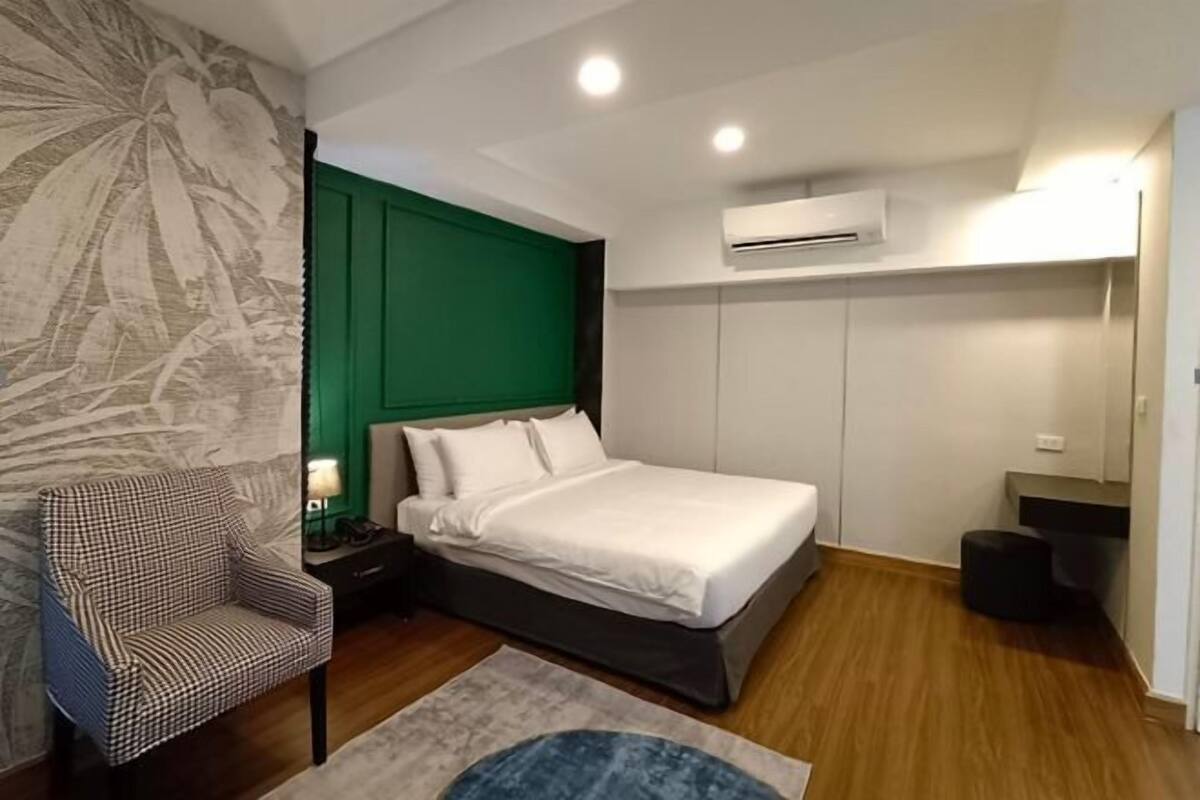 In-room safe, desk, laptop workspace, soundproofing