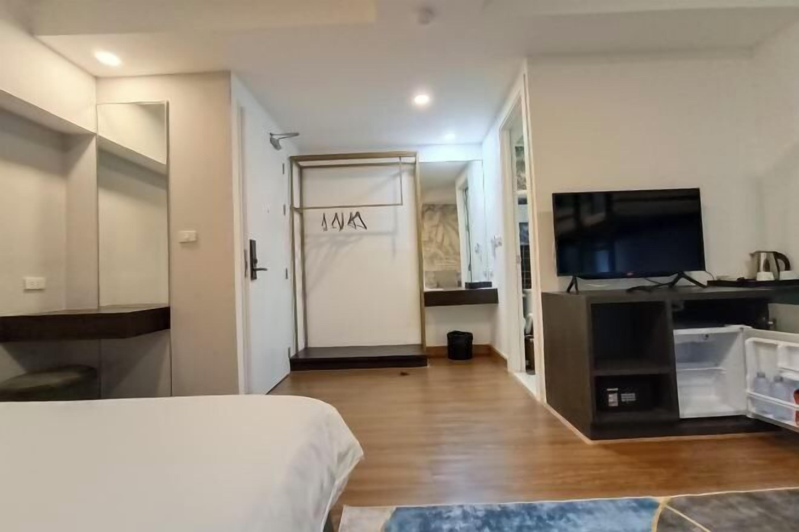 Brankas, meja kerja, ruang kerja ramah laptop, dan kedap suara