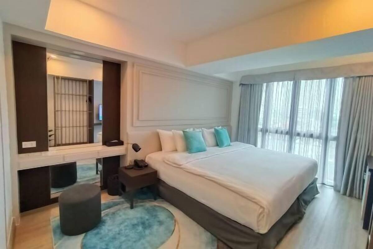 In-room safe, desk, laptop workspace, soundproofing
