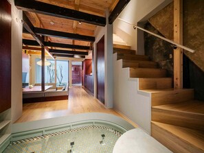 Casa tradicional, 2 habitaciones, vistas al jardín | 2 dormitorios, caja fuerte, decoración individual