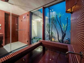 Casa tradicional, 2 habitaciones, vista al jardín | Baño | Tina con regadera, tina profunda, regadera tipo lluvia 