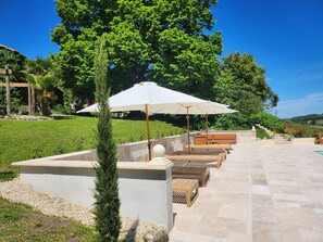 Outdoor dining - Le Grenier, a charming gîte on the side of a hill. Stunning views, stunning pool (Celles)