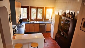 A compact kitchen with a central island, a dishwasher, and a wine refrigerator. - Casa Paradis - Callosa d'En Sarria, Costa Blanca (Callosa d'En Sarria)