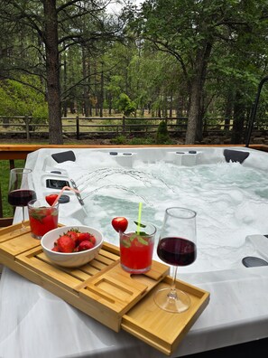 Outdoor spa tub - 6Br | Hot Tub + Game room + Ping Pong + Fire Pit (Pinetop-Lakeside)