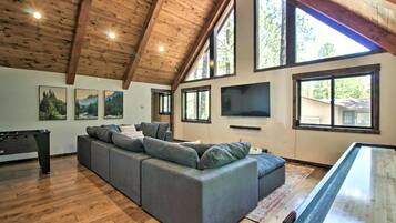 Télévision, cheminée, baby-foot, table de tennis de table