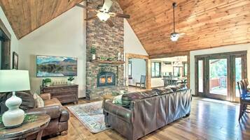 Télévision, cheminée, baby-foot, table de tennis de table