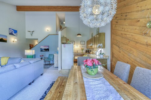 Pristine Pines: Bright Uptown Condo w/ Cozy Fireplace, Large Deck, Mountain Views, Walk to Amenities