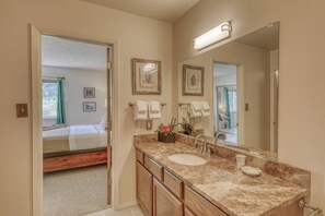 Dusche, Handtücher, Shampoo