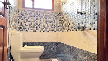 Standard Room | Bathroom | Shower, rainfall showerhead, towels, soap