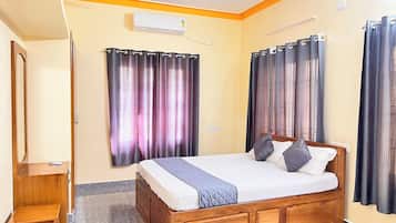 Family Apartment | Premium bedding, desk, free WiFi, bed sheets