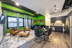 Fridge, microwave, oven, stovetop - McCormick 3B/2Ba Family Oasis up to 8 guests with Parking-Optional/Gym/Patio (Chicago)