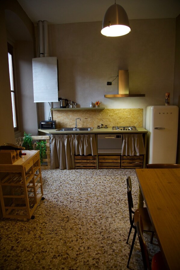 Réfrigérateur, un four, surface de cuisson, lave-vaisselle