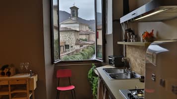 Frigorifero, forno, piano cottura, lavastoviglie