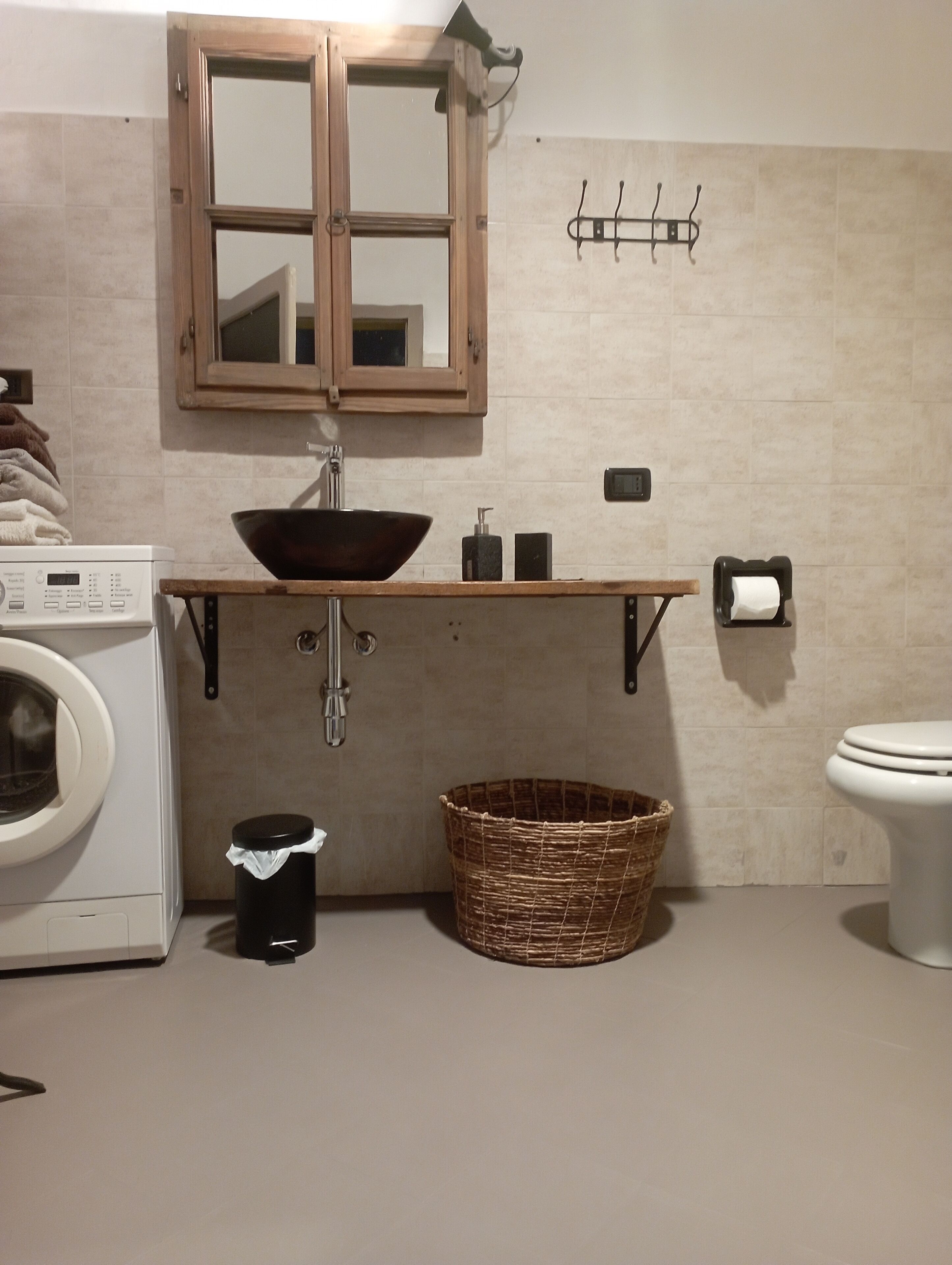 Een douche, een haardroger, een bidet, handdoeken