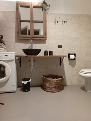 Dusche, Haartrockner, Bidet, HandtĂŒcher
