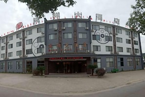 A multi-story hotel with a curved facade, large windows, and a central entrance. - Hong Xiang Hotel (Xiangshan)