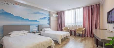 Habitación de hotel con dos camas, un escritorio, una silla, un televisor y un ventanal con cortinas.