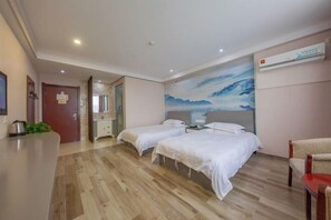 Habitación de hotel con dos camas, un escritorio, una silla, un cuadro y un equipo de aire acondicionado.