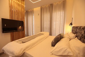 Premium bedding, desk, free WiFi, bed sheets - Krita Retreat (Dehradun)