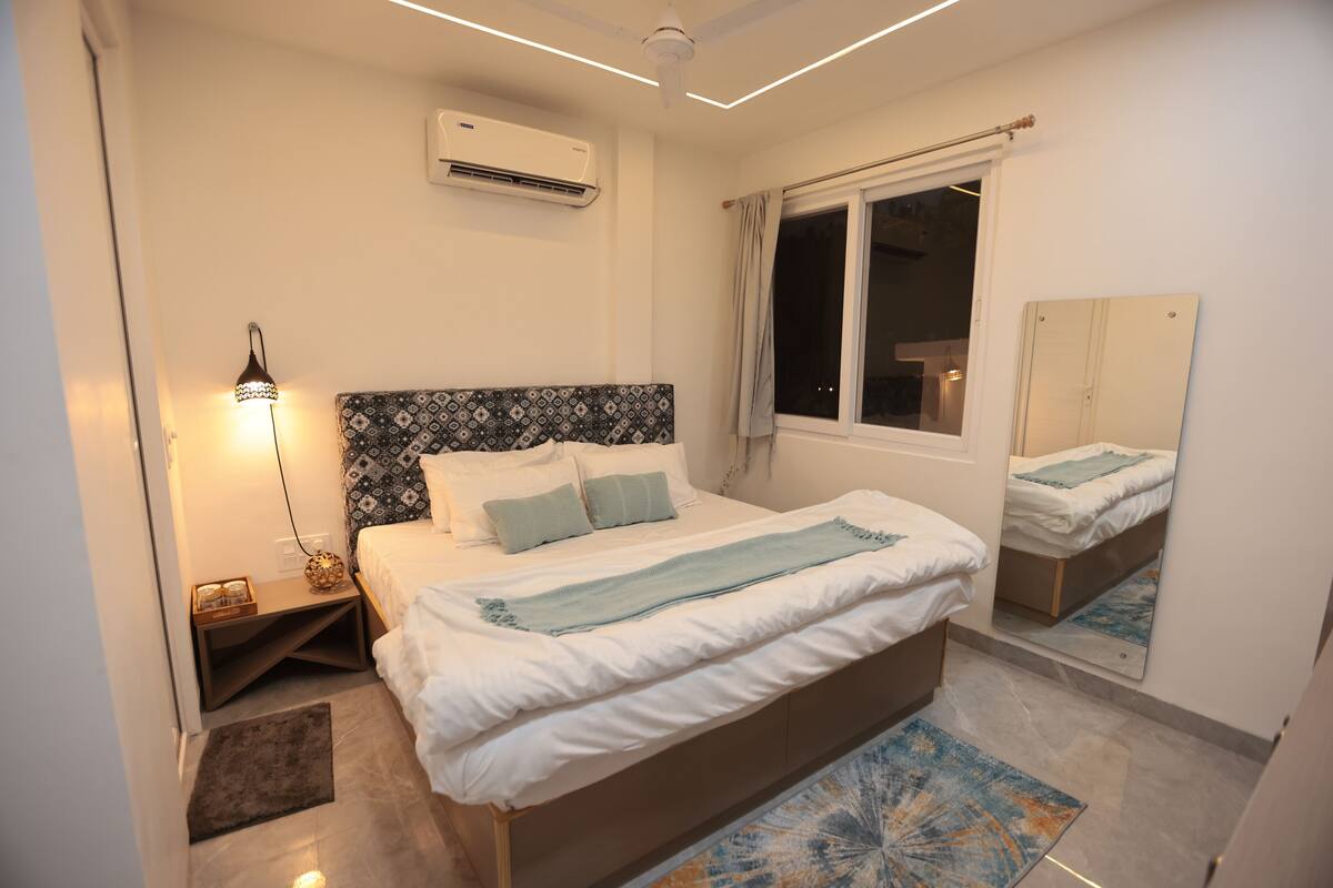 Premium bedding, desk, WiFi (free), bed sheets