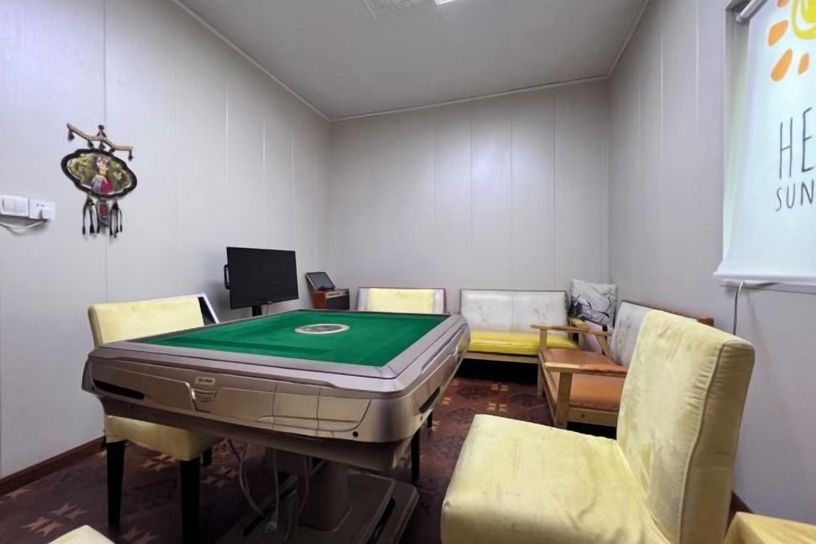 Une pièce équipée d’une table de billard, d’un téléviseur, d’un écran de projection et d’un canapé.