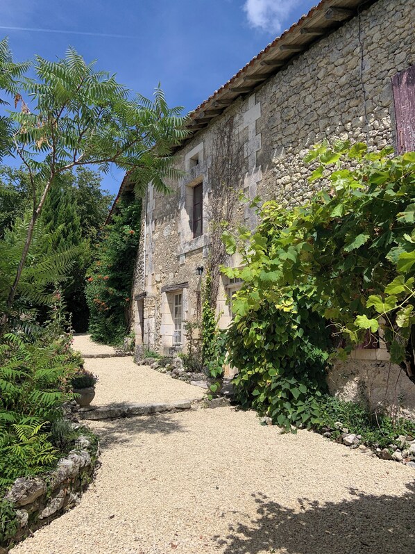 Exterior - La Juliette, a cute studio in an old farmhouse on the side of a hill. (Celles)