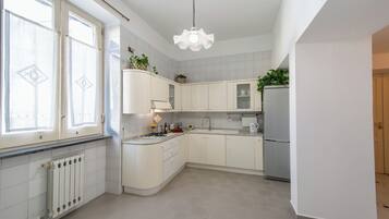 Frigorifero, microonde, piano cottura, macchina per tè/caffè