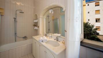 Dusche, Haartrockner, Bidet, HandtĂŒcher