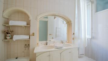 Doccia, asciugacapelli, bidet, asciugamani