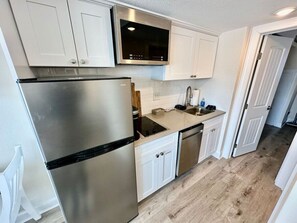 Refrigerador, microondas, parrilla de estufa y lavavajillas 