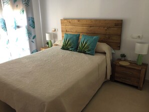 2 soveværelser, pengeskab på værelset, strygejern/strygebræt