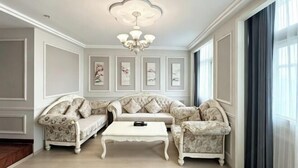 A room with a white sofa set, a white coffee table, and a chandelier. - Huashu Yi Hotel (Pinghu Branch) (Pinghu)