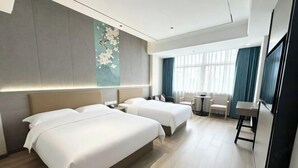 A hotel room with two beds, a desk, a chair, and a TV. - Huashu Yi Hotel (Pinghu Branch) (Pinghu)