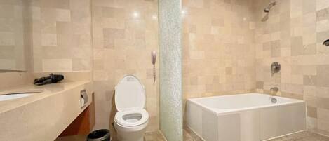 Un baño con inodoro, lavabo y bañera.
