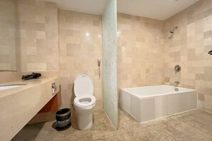 Un baño con inodoro, lavabo y bañera.