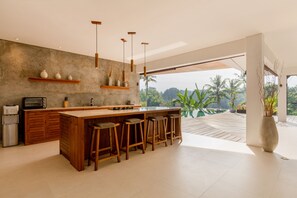 Refrigerador, placa de cocina, licuadora, utensilios de cocina