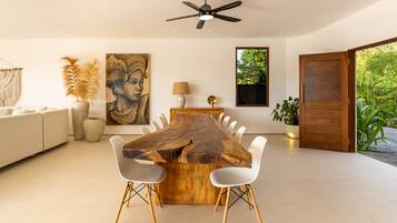 Luxe villa, 4 slaapkamers, niet-roken, uitzicht op tuin | Dineren in de kamer