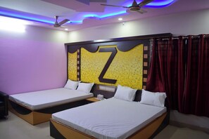 Työpöytä, kannettavalle tietokoneelle sopiva työtila, ilmainen Wi-Fi