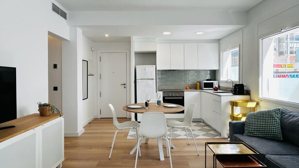 Een modern appartement met een eethoek, keuken en woonruimte.