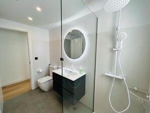 Shower, towels, soap, toilet paper - APARTAMENTOS AQUARIUM.  (Roses)