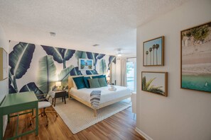 6 habitaciones, escritorio y tabla de planchar con plancha