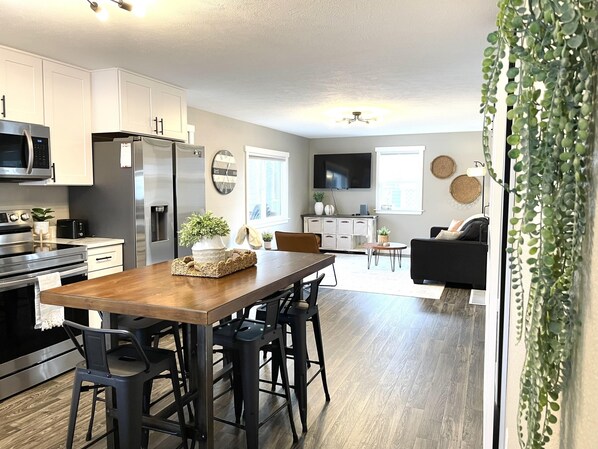 House | 2 bedrooms - Relaxing Riverside 10 Minutes to Shipshewana (Howe)