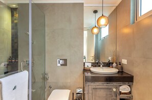 Secador de pelo, toallas, shampoo, papel higiénico