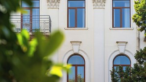 A building with arched windows and balconies. - Alma Boutique Hotel (Tbilisi)