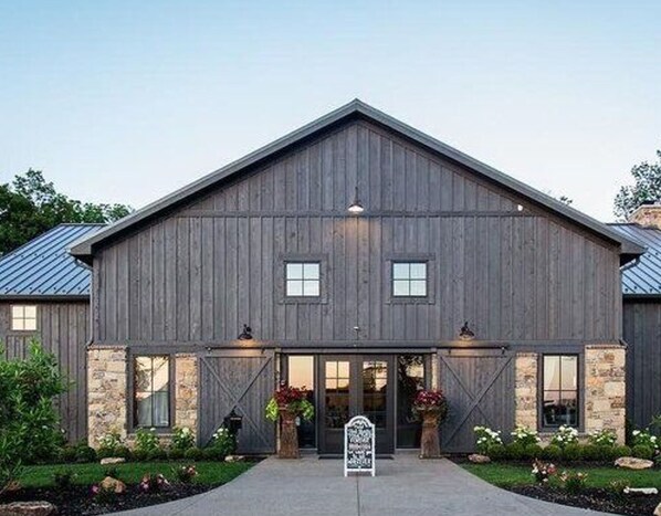 House - Hometown Hideaway - 4BR 2 5BA Pool Game Room (Greenwood)