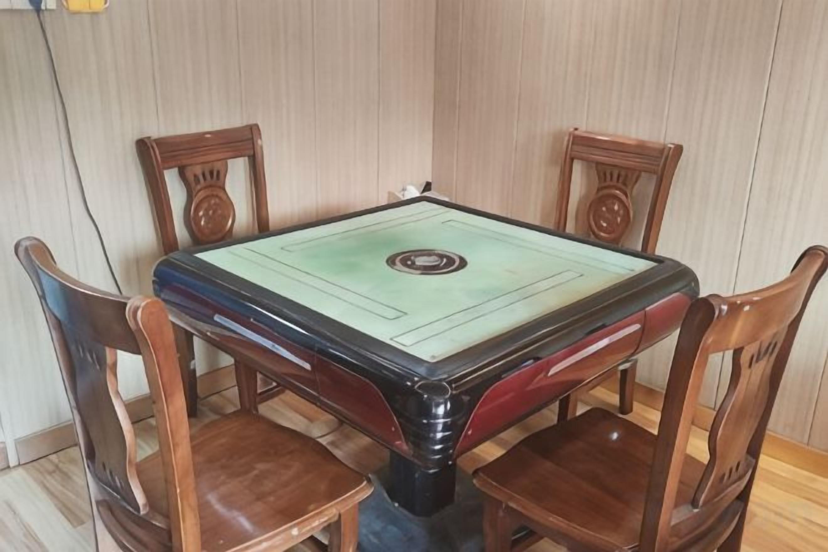 Ein quadratischer Tisch mit einer grünen Spieloberfläche, umgeben von vier Holzsesseln mit gebogenen Rückenlehnen.