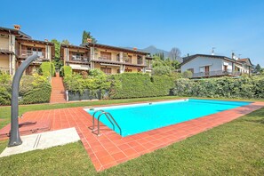 Apartamento estándar, varias habitaciones (Grotten Loft with lake view & pool) | Piscina | Una piscina al aire libre de temporada