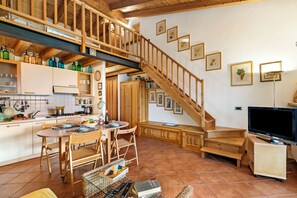 Apartamento estándar, varias habitaciones (Grotten Loft with lake view & pool) | Restauración